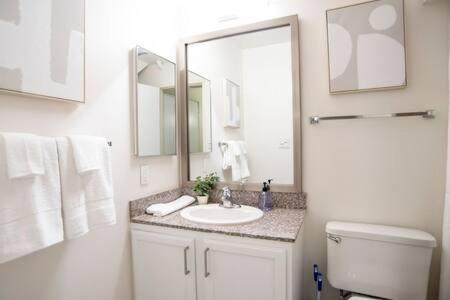 5br Cozysuites The Block With Direct Skybridge Access
