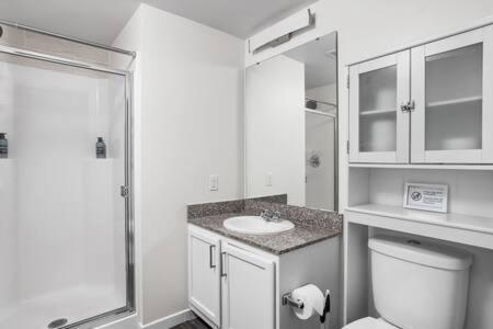 5br Cozysuites The Block With Pool Table Arcade