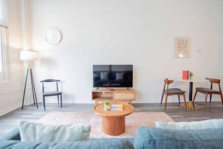 5br Cozysuites The Block With Pool Table Arcade *