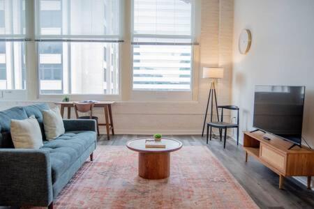 Apartment 5br Cozysuites The Block With Pool Table Arcade