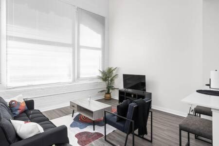 Apartment 5br Cozysuites The Block With Pool Table Arcade Indianapolis
