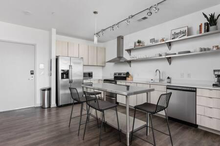 Cozysuites L Trendy 2br, Bottleworks Indy #1 Apartment Indianapolis