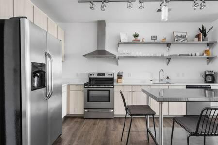 Cozysuites L Trendy 2br, Bottleworks Indy #1 Apartment