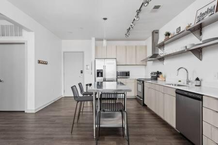 Apartment Cozysuites L Trendy 2br, Bottleworks Indy #1 Indianapolis