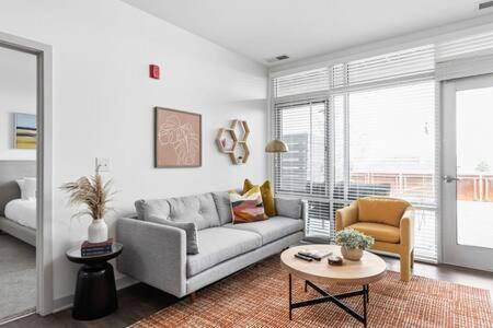 Cozysuites L Trendy 2br, Bottleworks Indy #1 Indianapolis