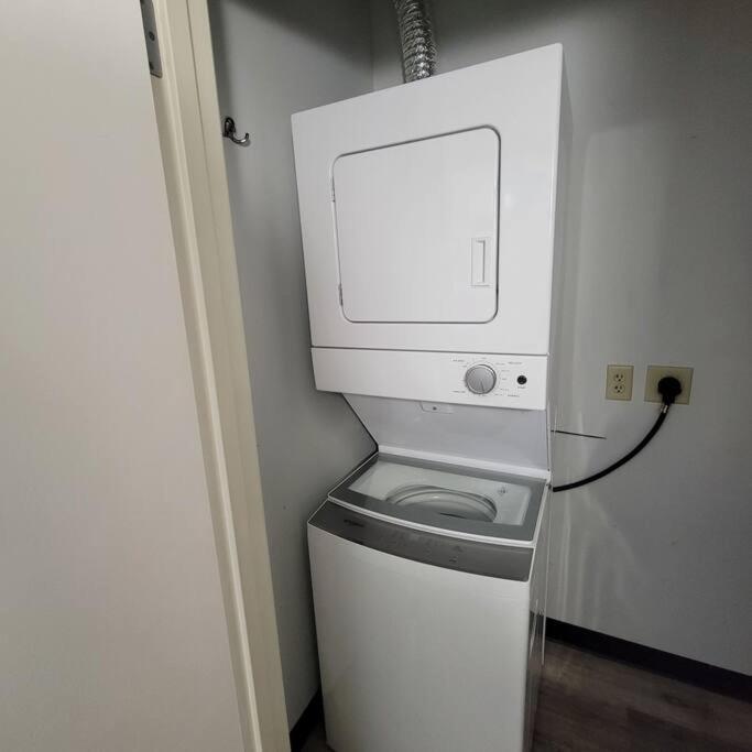 Downtown Queen Suite - Free Parking- Conv Center Skywalk#3 * Indianapolis
