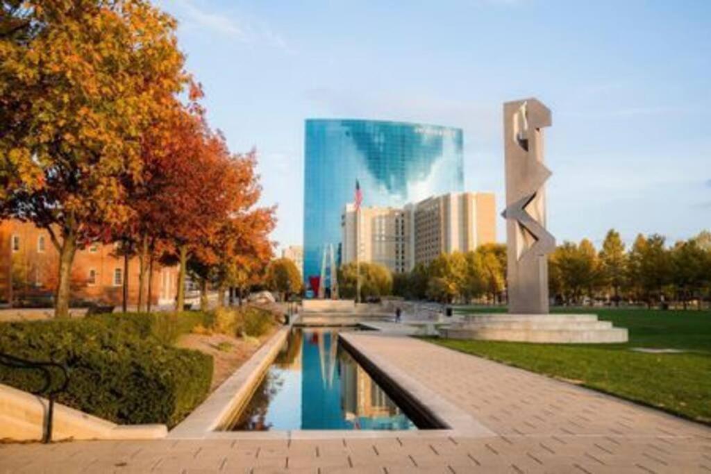 Apartment Free Parking! Downtown Lucas Oil- Conv Center Skywalk #4 *