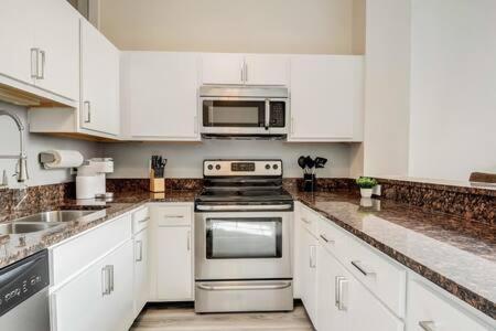 Apartment Cozysuites - 2br With Direct Skybridge Access #7 Indianapolis