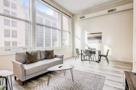 Cozysuites - 2br With Direct Skybridge Access #1 *