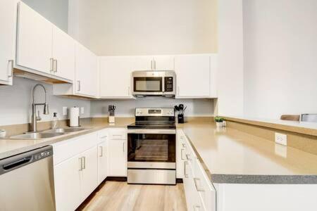 Cozysuites - 1br With Direct Skybridge Access #1