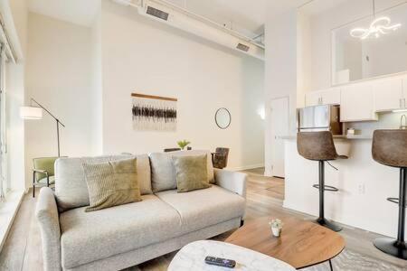 Cozysuites - 1br With Direct Skybridge Access #1 * Indianapolis