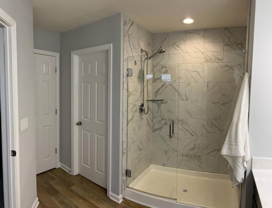 Beautiful Lillies Place - Brand New Near Downtown