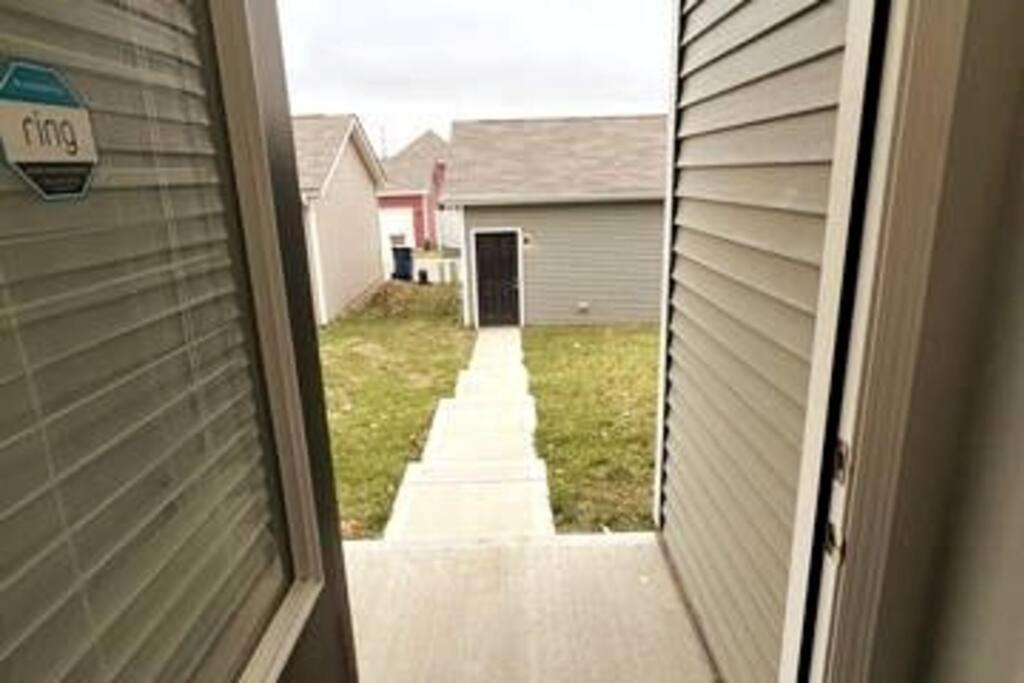 Beautiful Lillies Place - Brand New Near Downtown Holiday home *