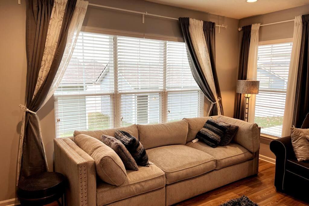 Beautiful Lillies Place - Brand New Near Downtown Holiday home Indianapolis