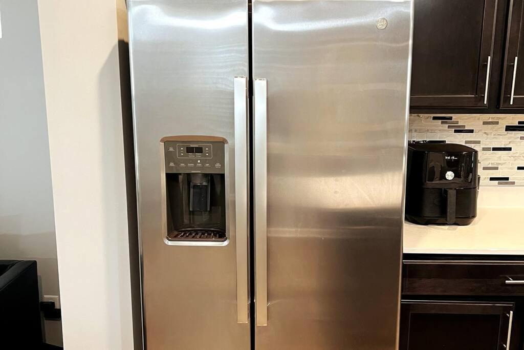 Beautiful Lillies Place - Brand New Near Downtown Holiday home