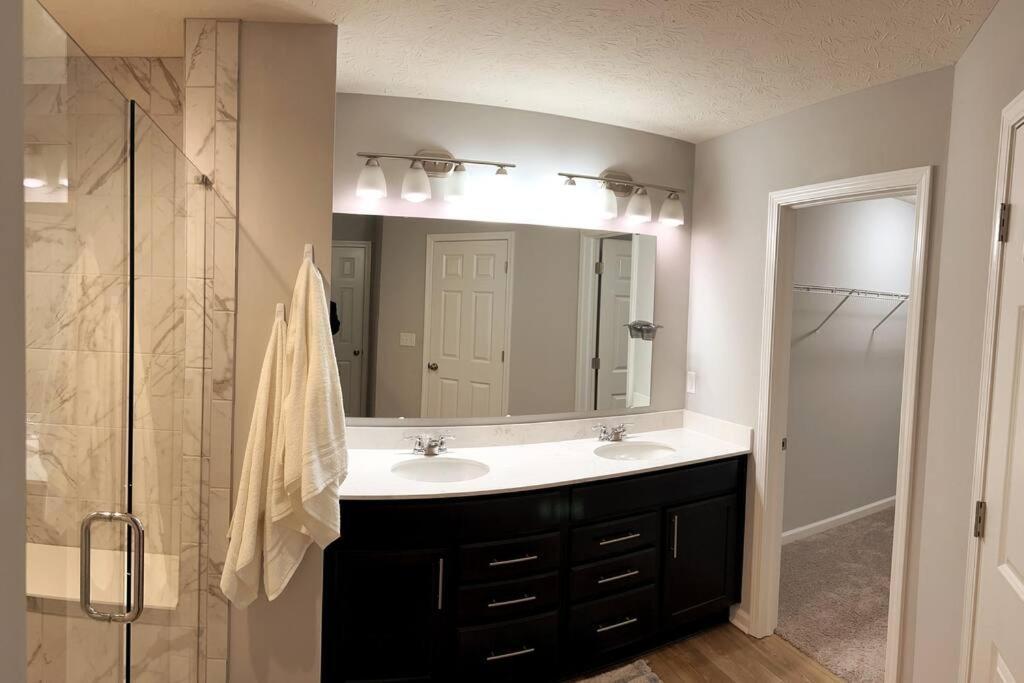 Beautiful Lillies Place - Brand New Near Downtown *