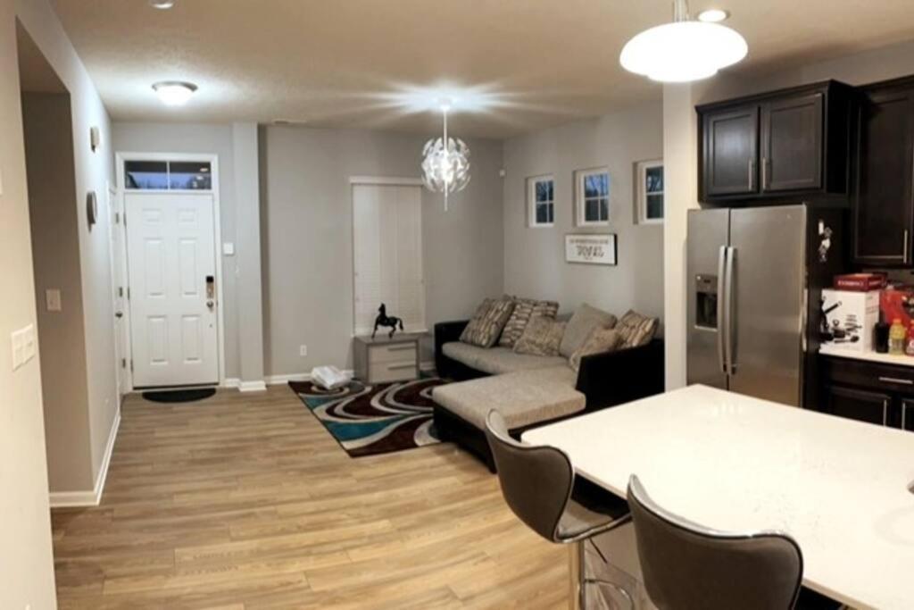 Beautiful Lillies Place - Brand New Near Downtown Indianapolis