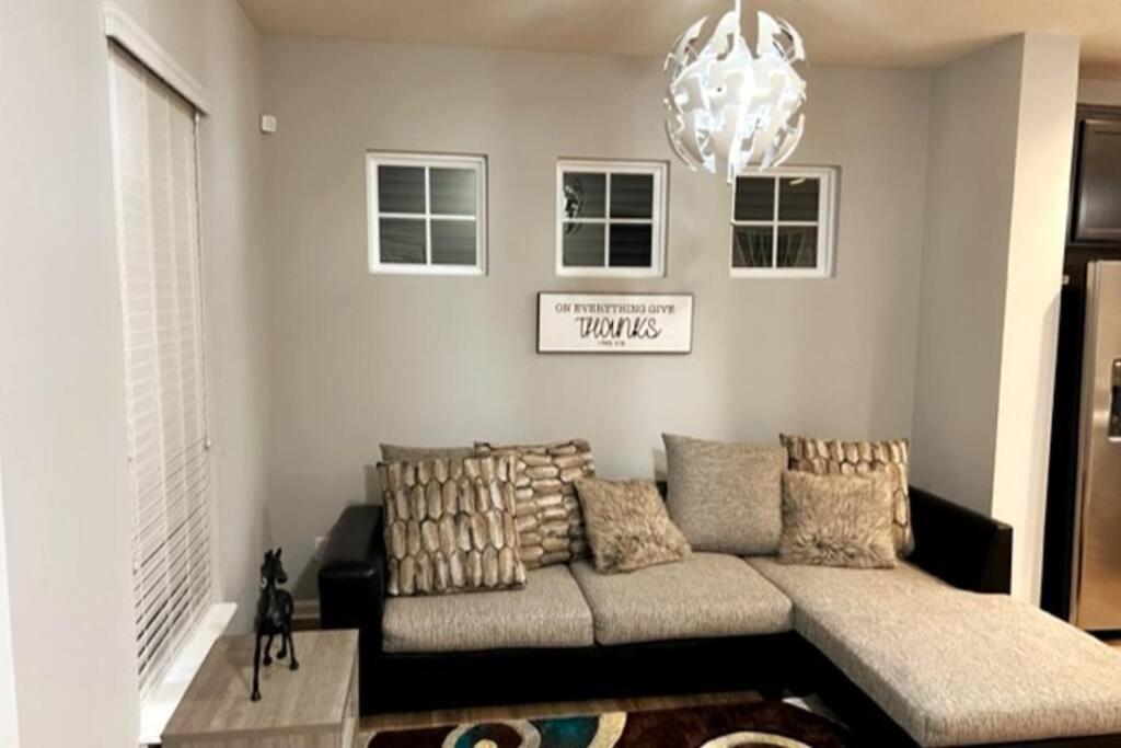Beautiful Lillies Place - Brand New Near Downtown *