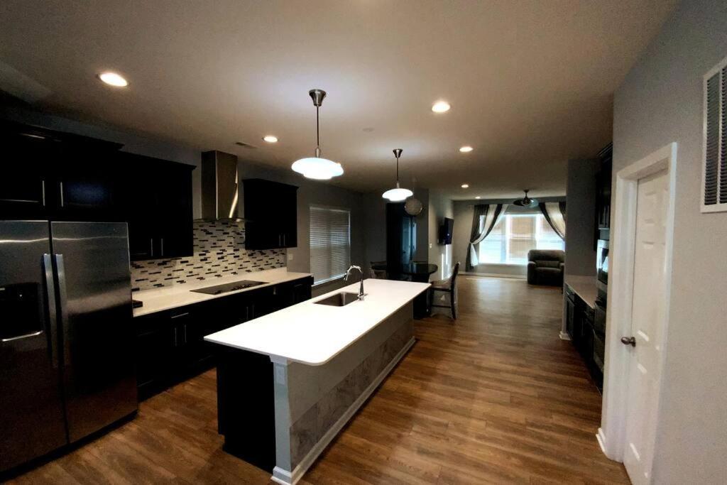 Beautiful Lillies Place - Brand New Near Downtown *