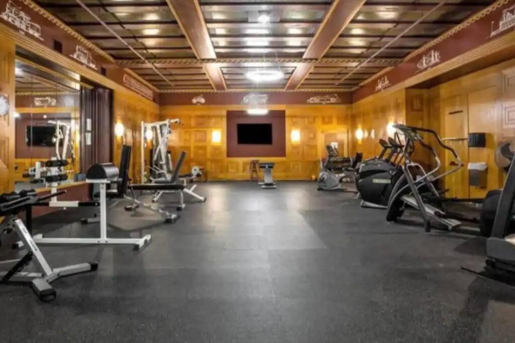 Downtown 2br Penthouse With Balcony And Direct Skybridge Access *