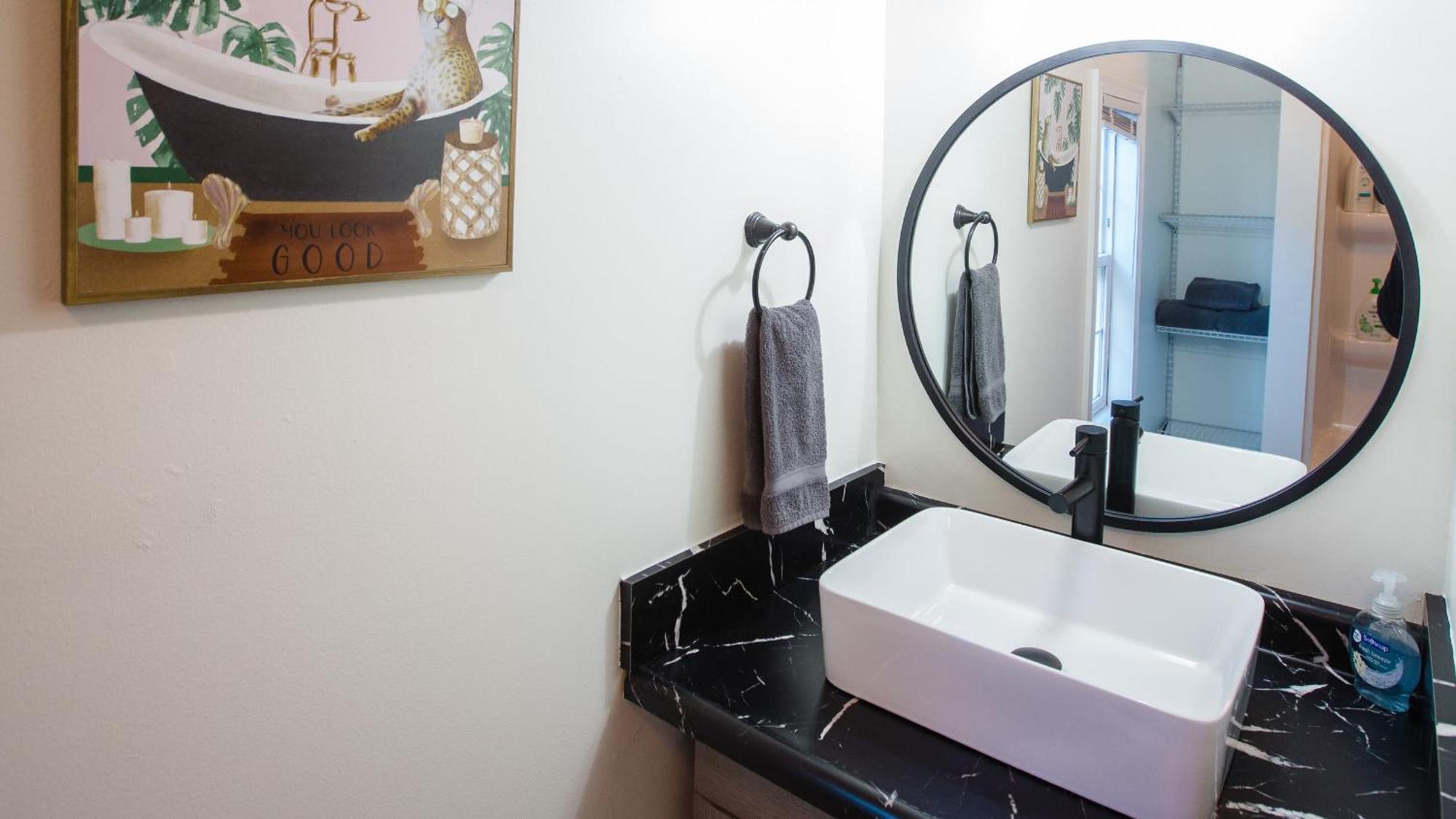 5 Mins To Speedway! Walk To Zoo, Wr Park, Iupui! Holiday home Indianapolis