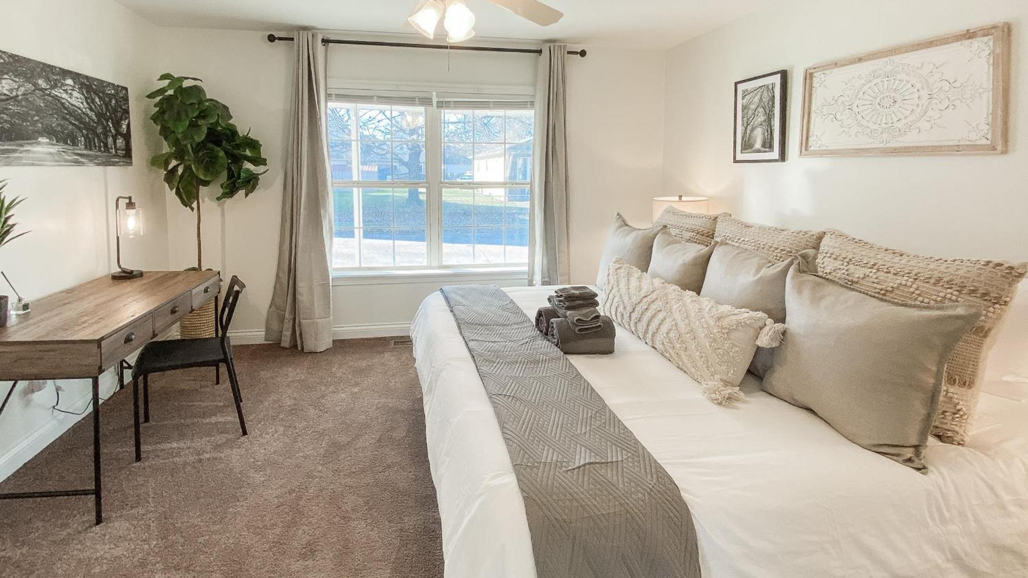 5 Mins To Speedway! Walk To Zoo, Wr Park, Iupui! Holiday home