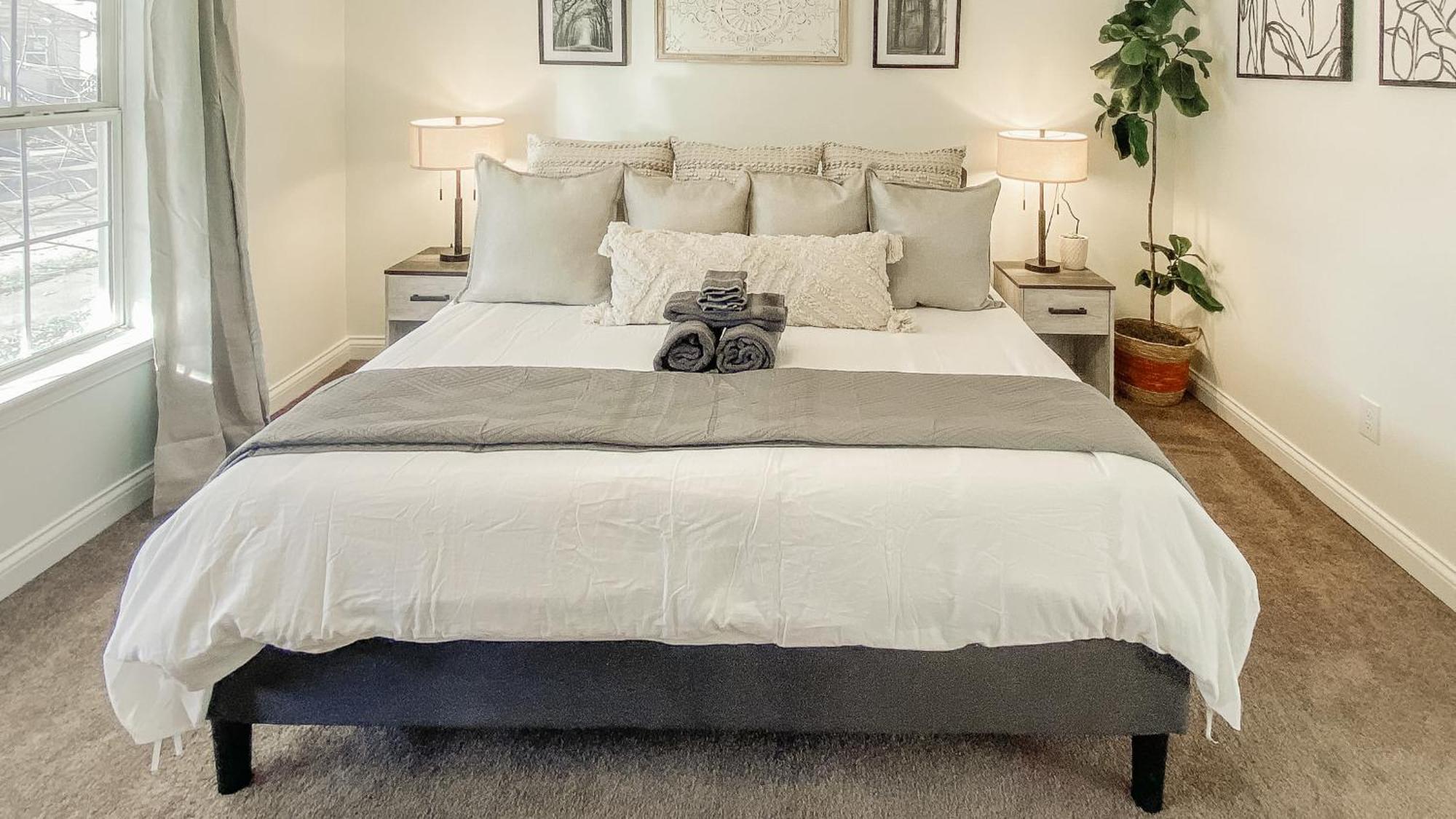 Holiday home 5 Mins To Speedway! Walk To Zoo, Wr Park, Iupui! *