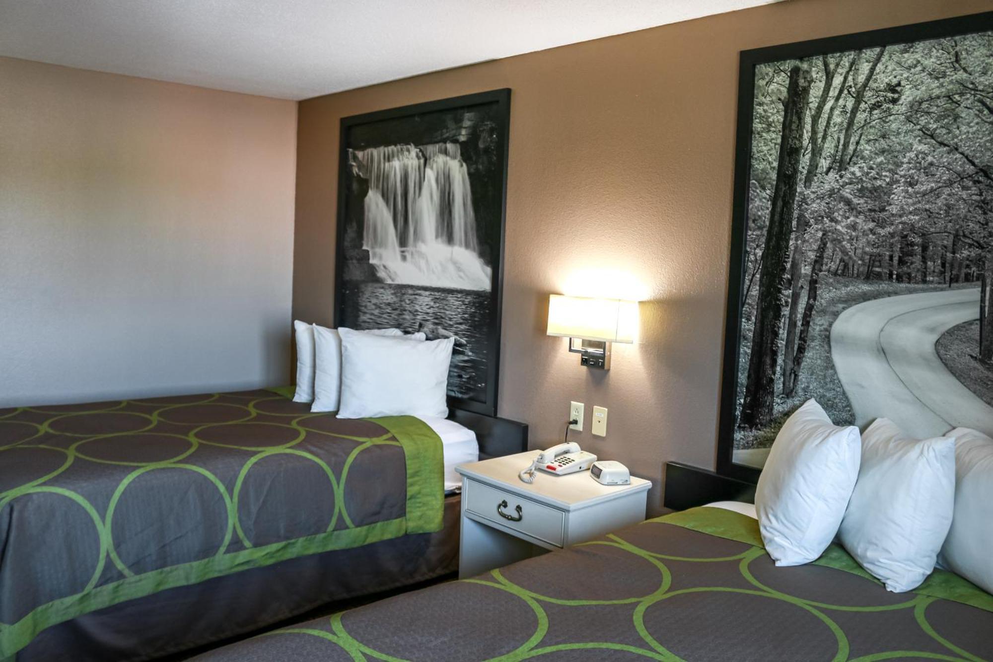 Hotel Super 8 By Wyndham Emerson 2*