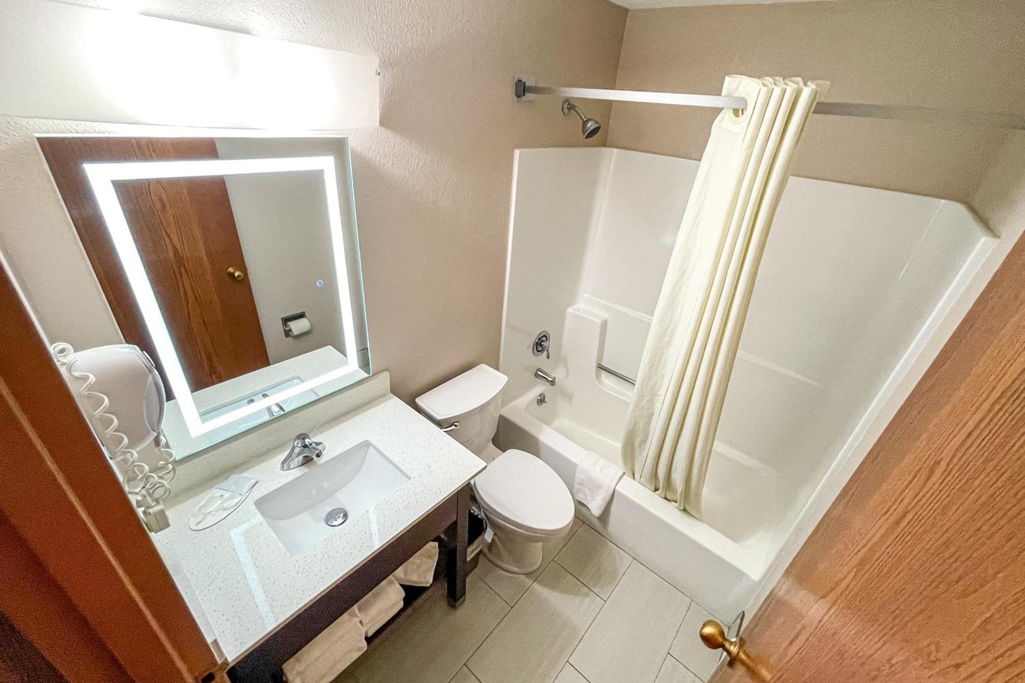 Super 8 By Wyndham Emerson Hotel 2*