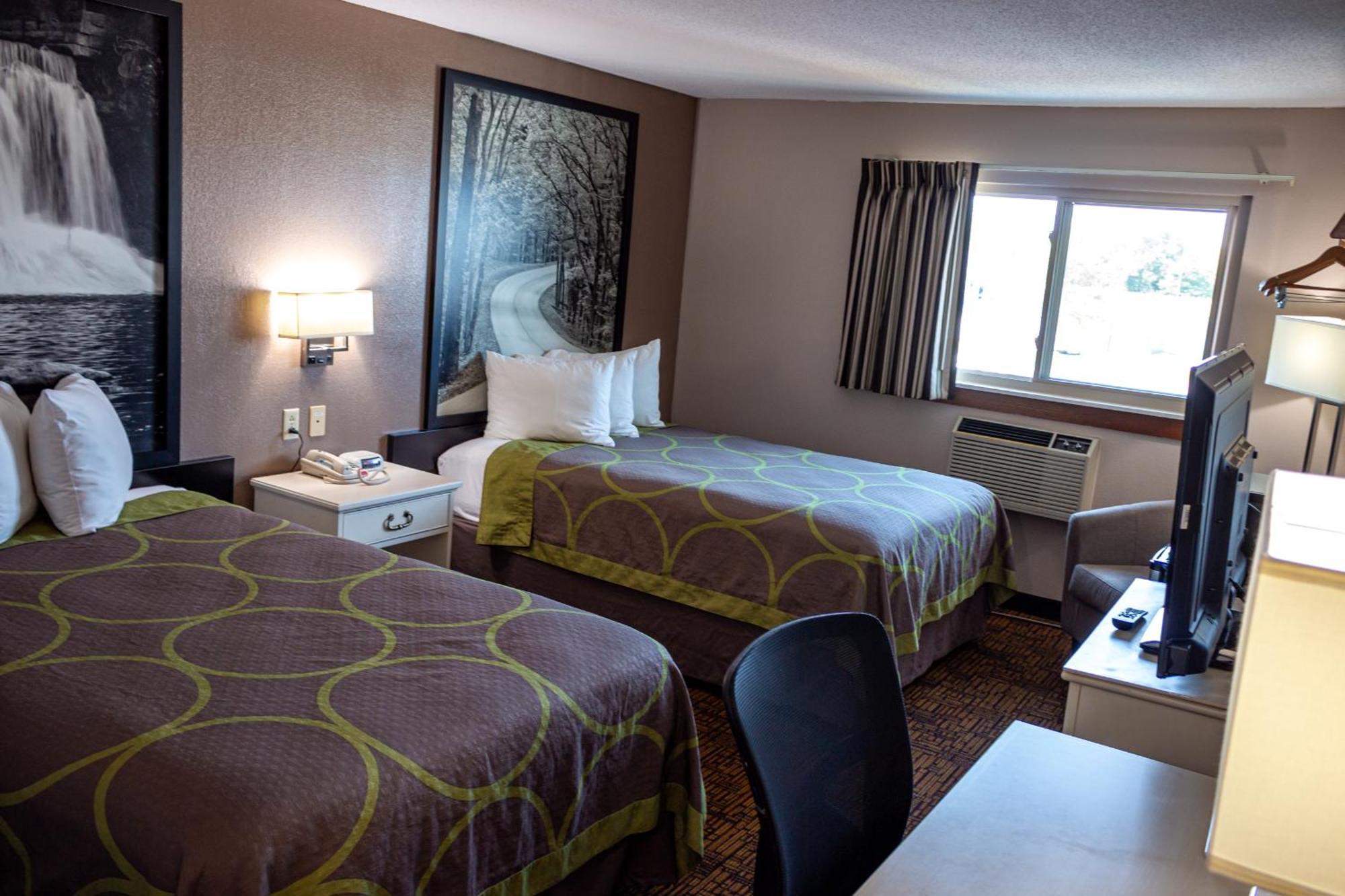 Hotel Super 8 By Wyndham Emerson