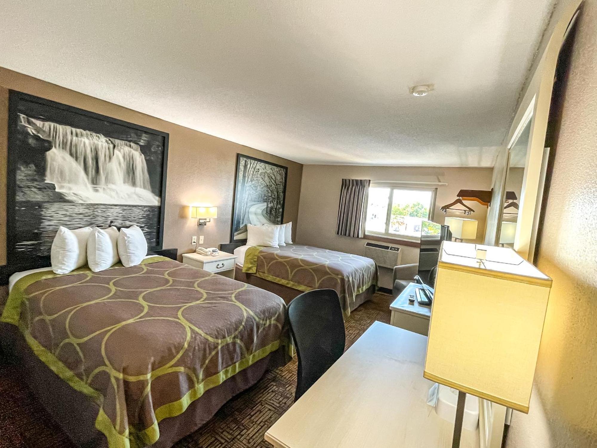 Hotel Super 8 By Wyndham Emerson 2*