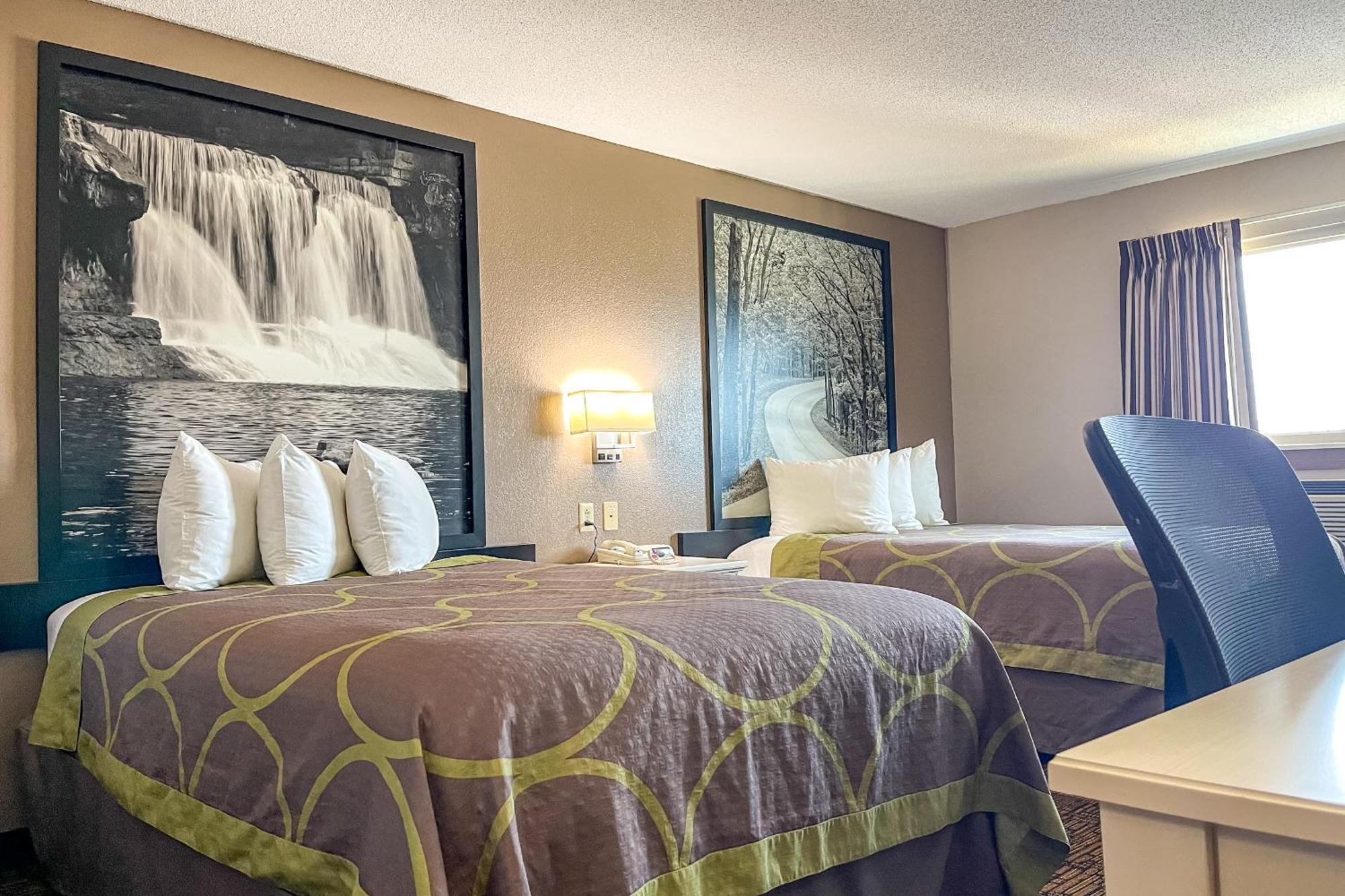 Hotel Super 8 By Wyndham Emerson Indianapolis