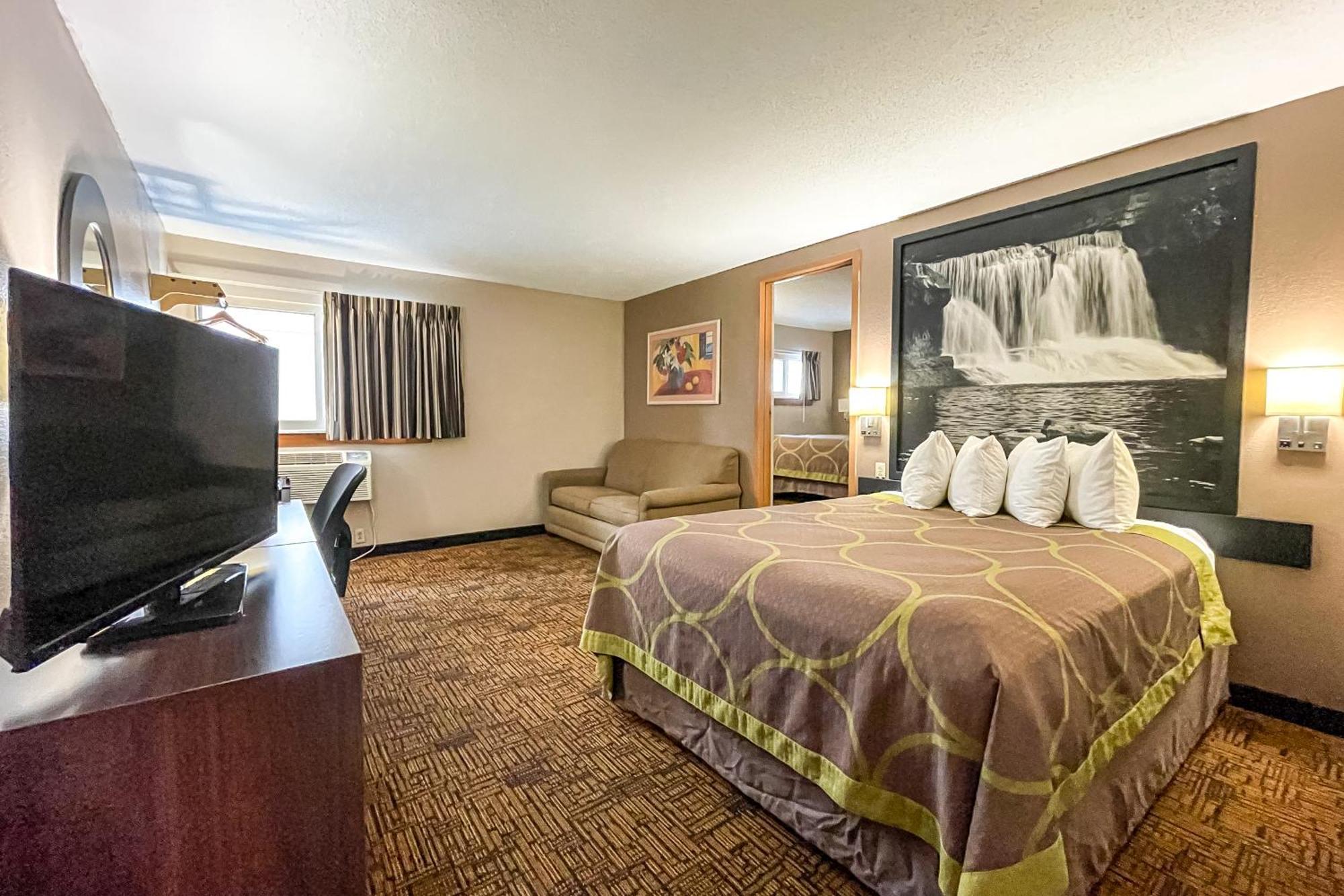 Super 8 By Wyndham Emerson