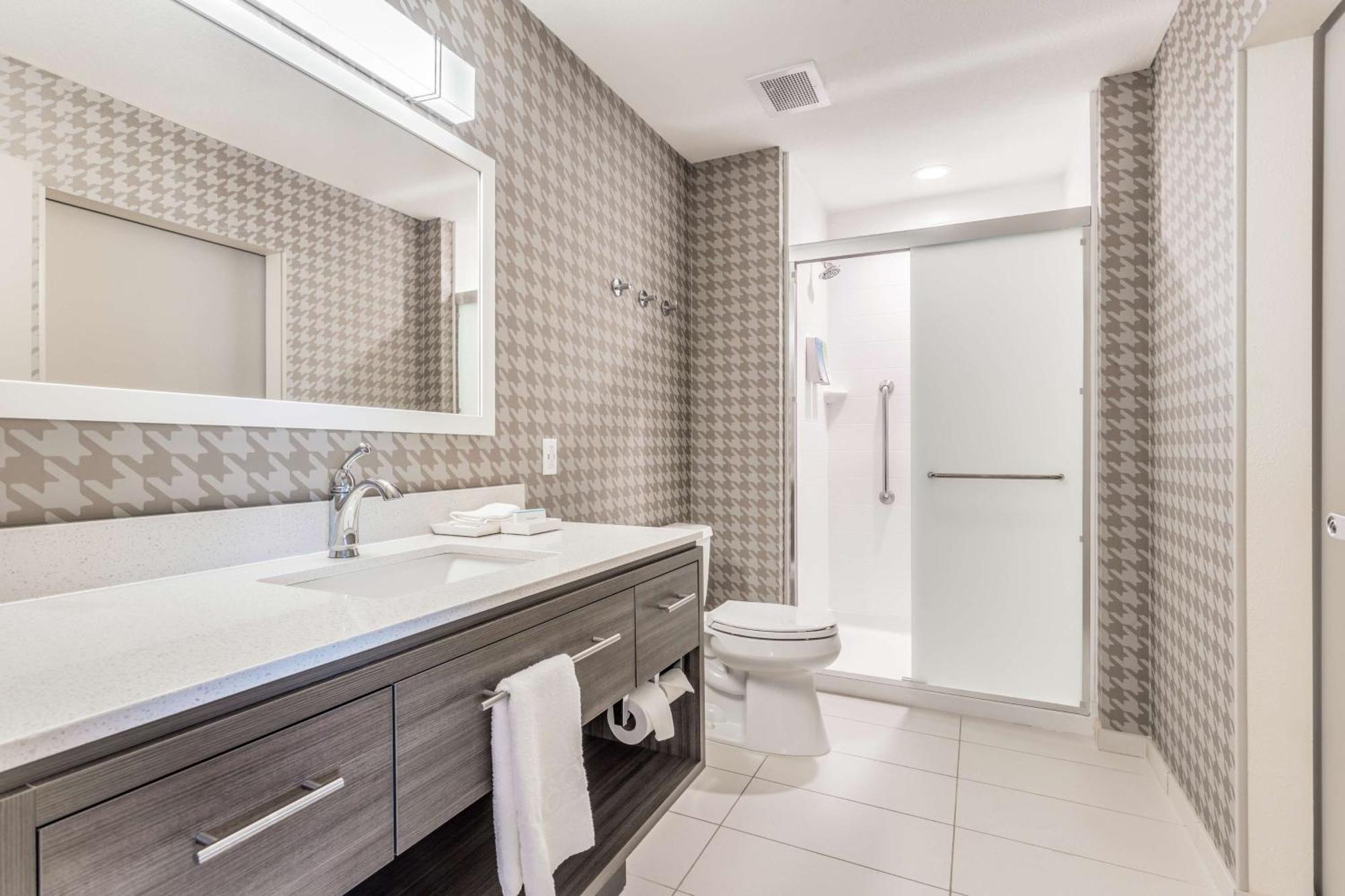 2 By Hilton Northwest Hotel 3*