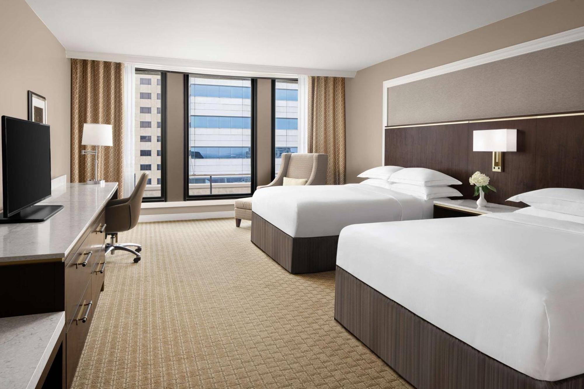 Hilton & Hotel