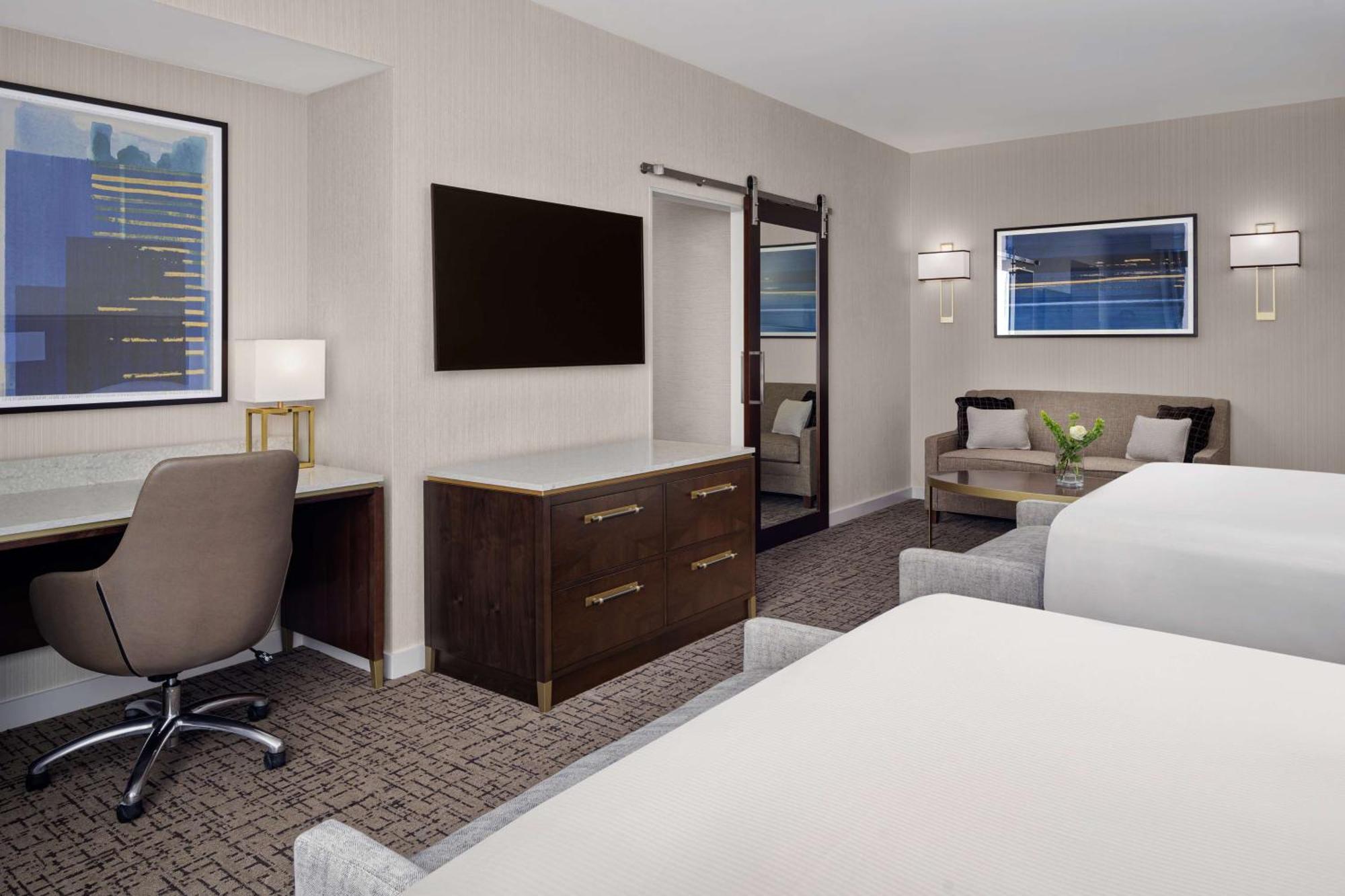 Hilton & Hotel