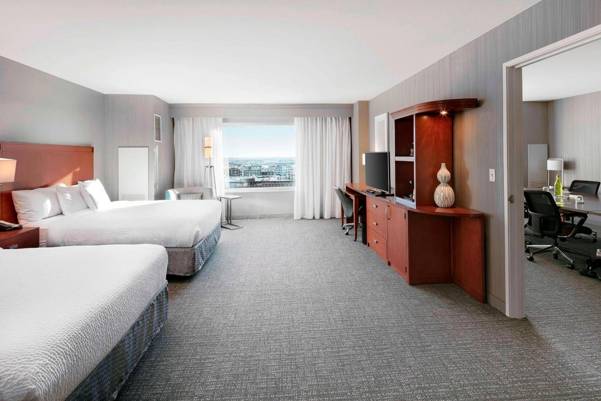 Courtyard Downtown 3*