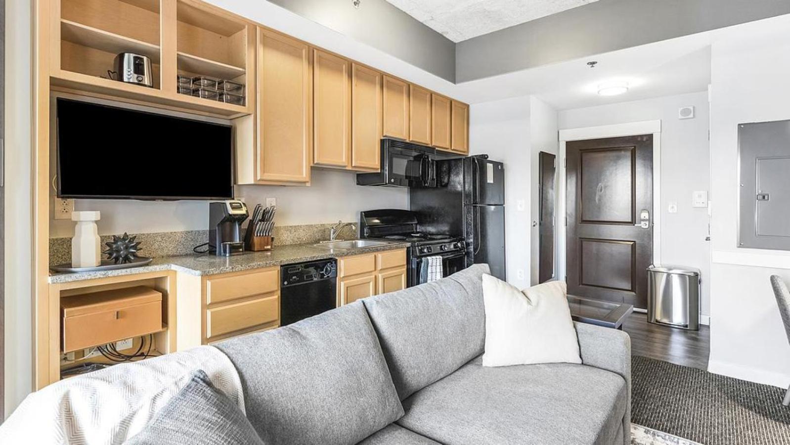 Apartment Landing Modern With Amazing Amenities *
