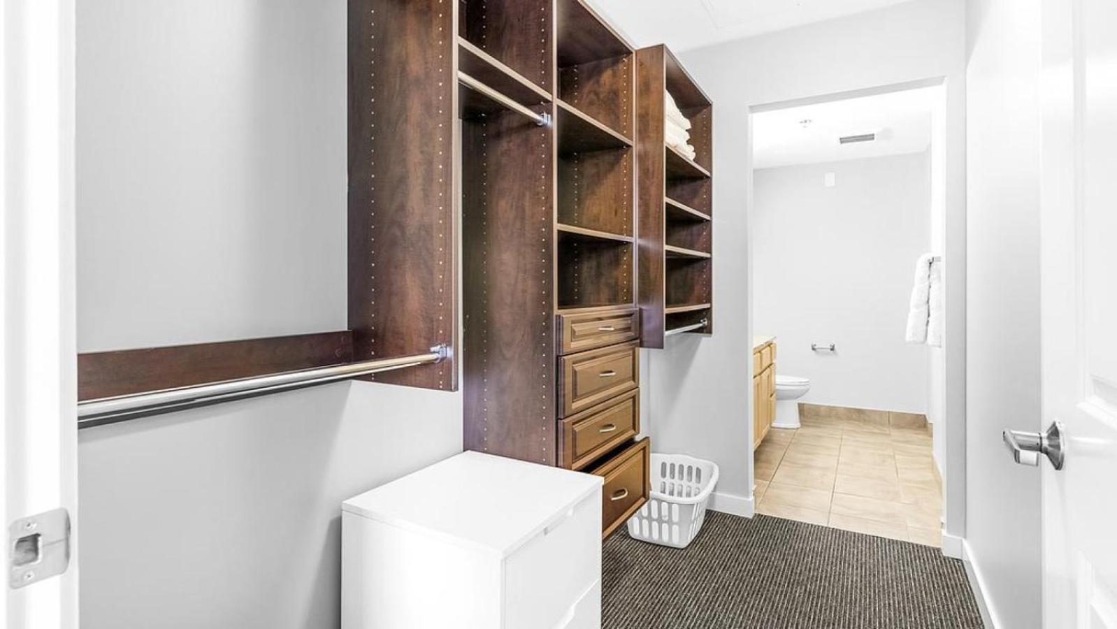 Landing Modern With Amazing Amenities Id1805x70 Indianapolis