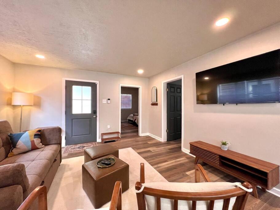 Modern Style Near Dt Indy & Major Attractions Apartment