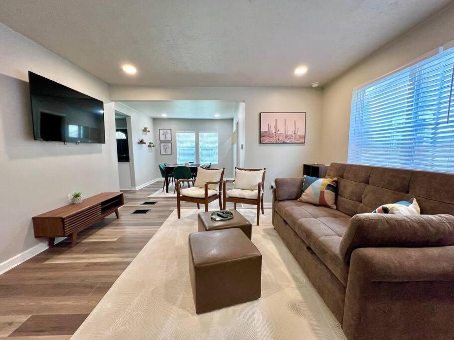 Modern Style Near Dt Indy & Major Attractions Apartment