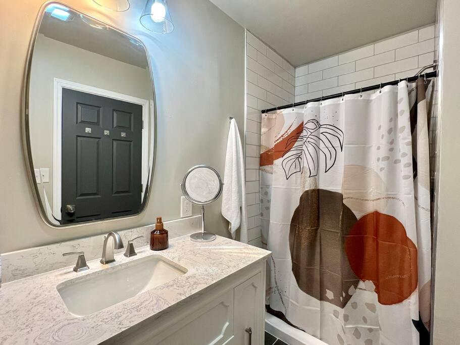 Apartment Modern Style Near Dt Indy & Major Attractions Indianapolis