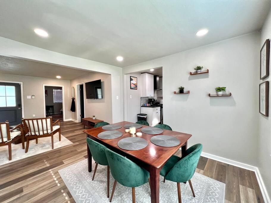 Modern Style Near Dt Indy & Major Attractions Apartment