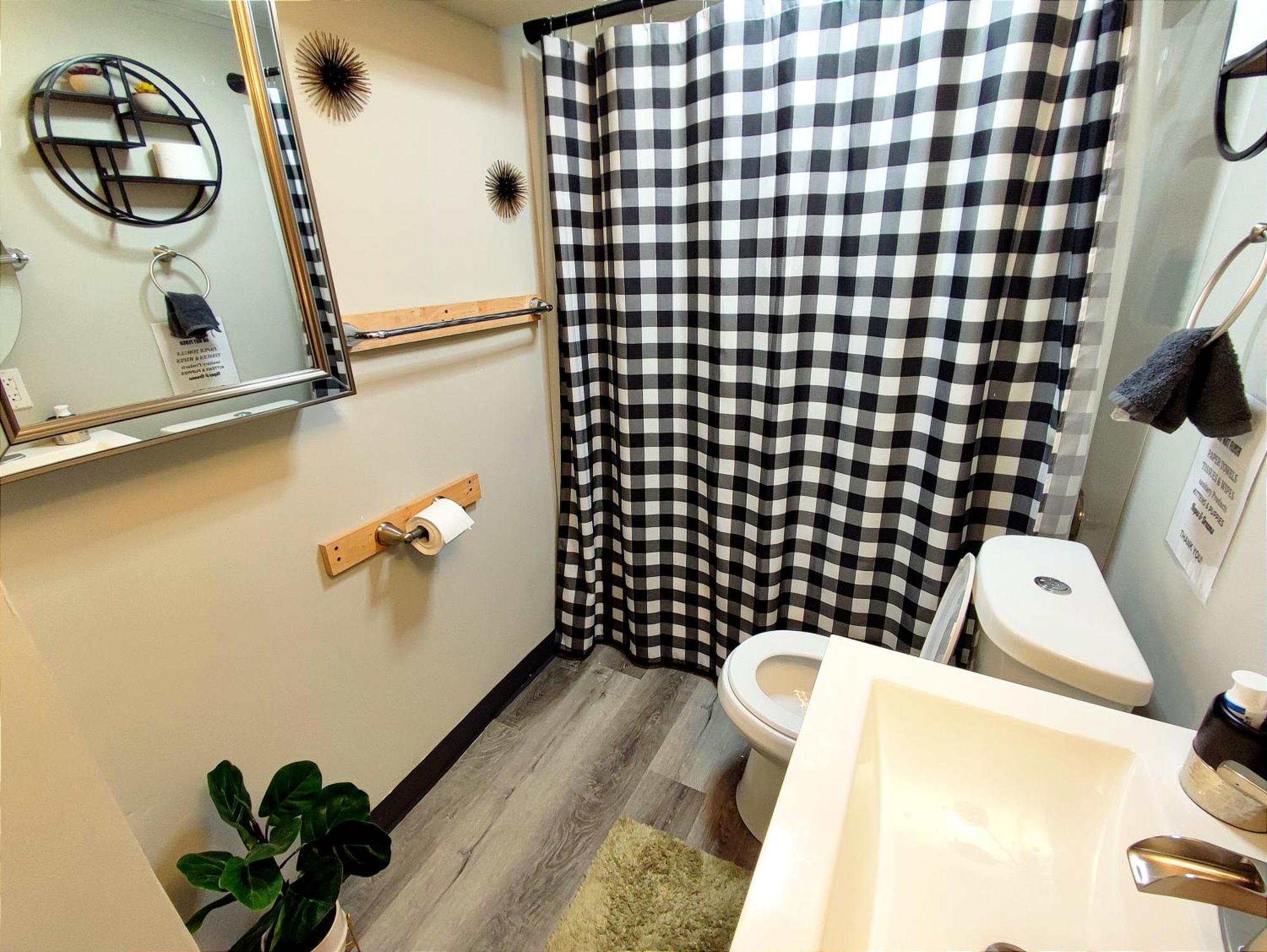 Spacious Close To Downtown Indy/ King Bed Apartment *