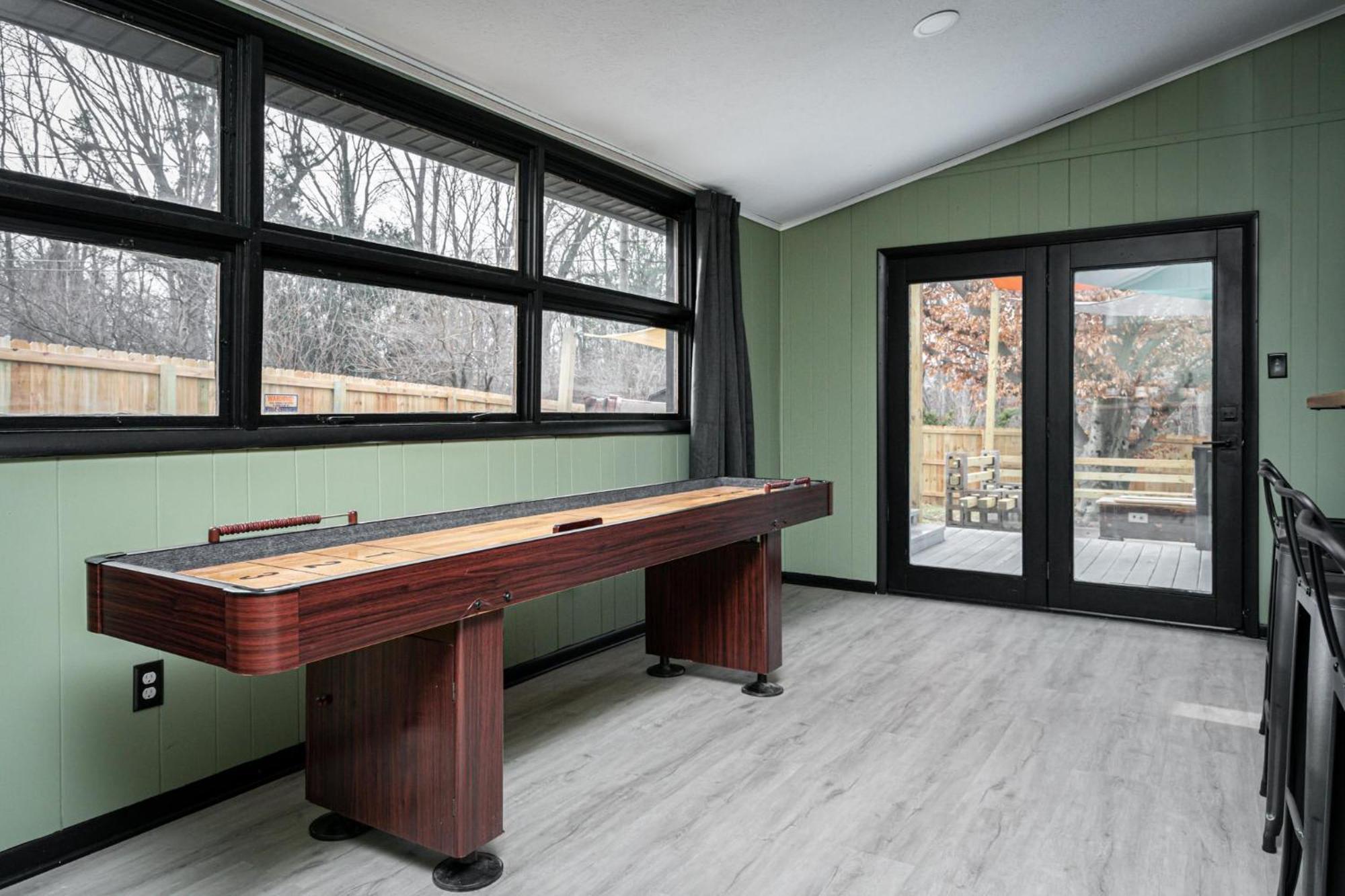 Modern 3 Bedroom W Hot Tub Movie Dog Park Holiday home Indianapolis