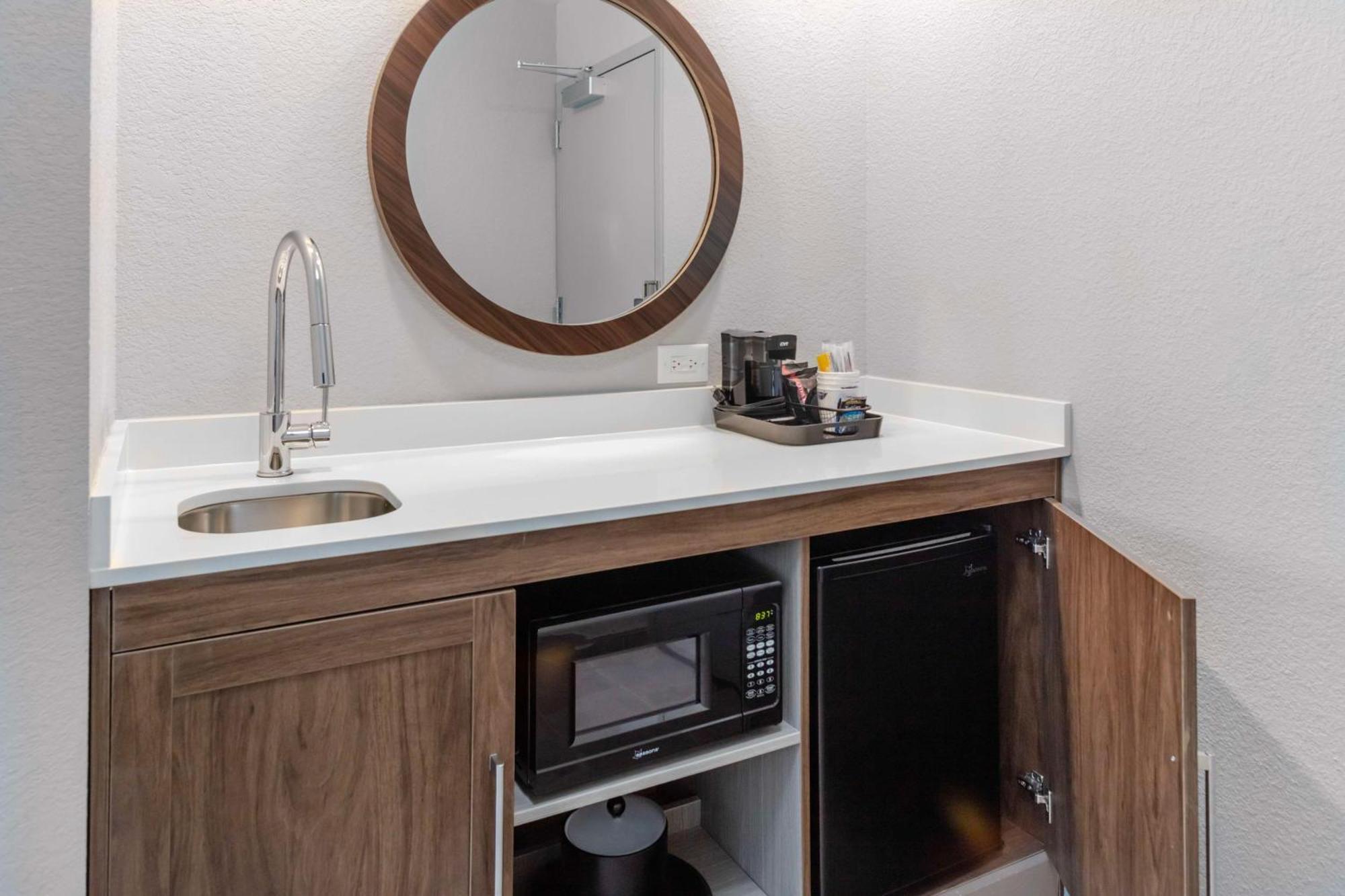 Hotel Hampton & West Speedway