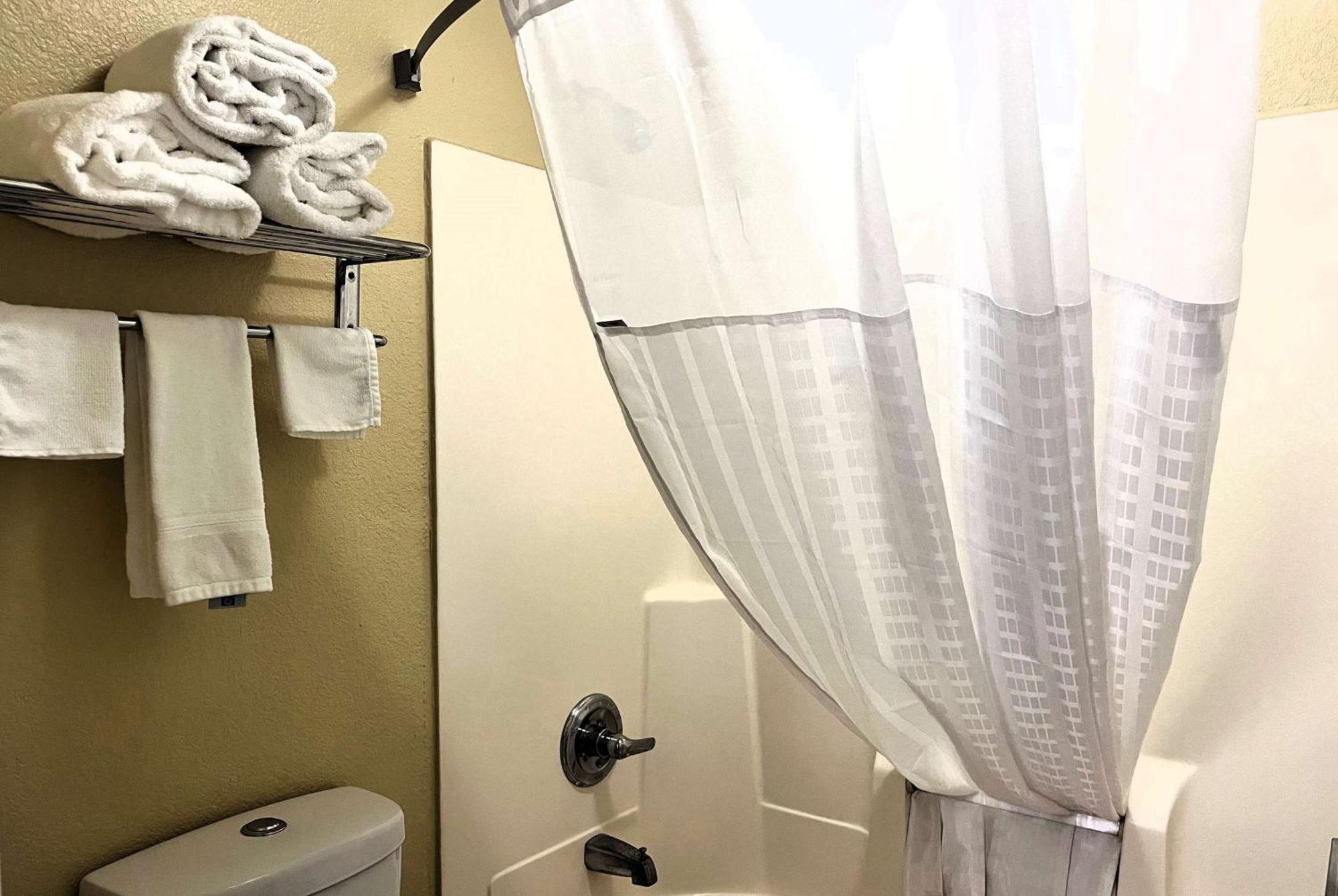 Super 8 By Wyndham Indianapolis/ne/castleton Area Indianapolis