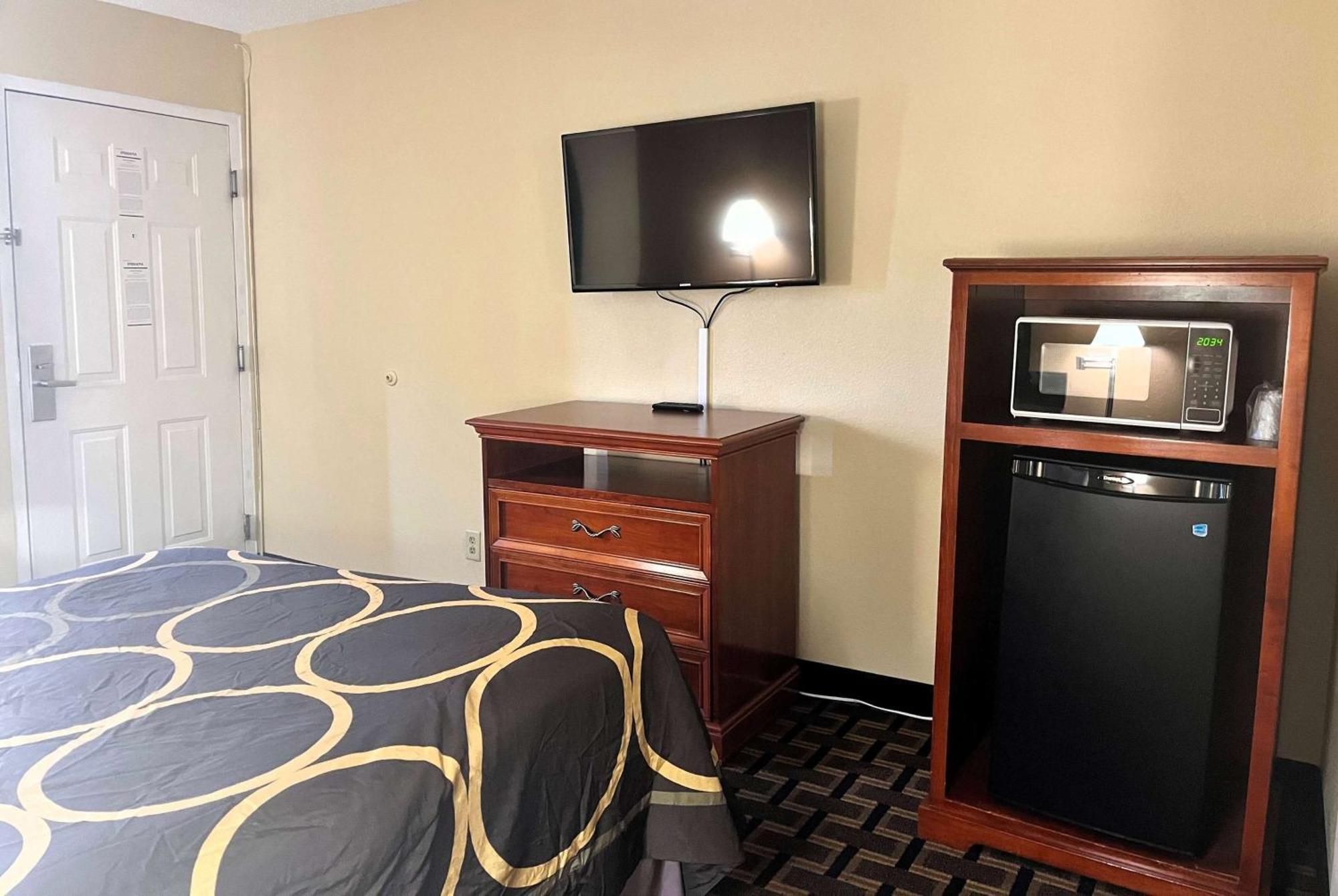 Super 8 By Wyndham Indianapolis/ne/castleton Area