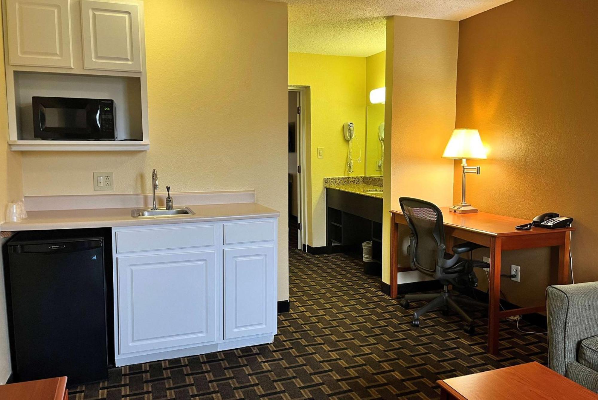 Super 8 By Wyndham Indianapolis/ne/castleton Area Hotel