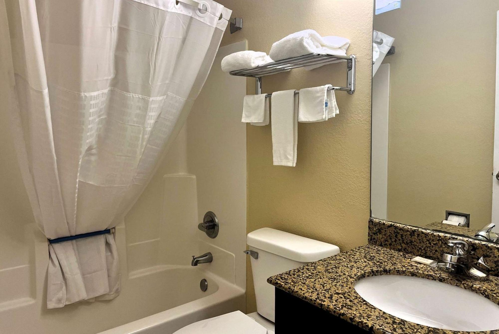 Hotel Super 8 By Wyndham Indianapolis/ne/castleton Area